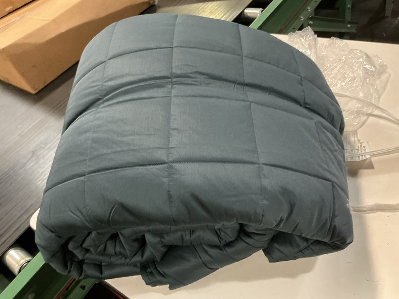 Condition photo showing Good Condition for  bamboo box quilt king/ calking nightfall