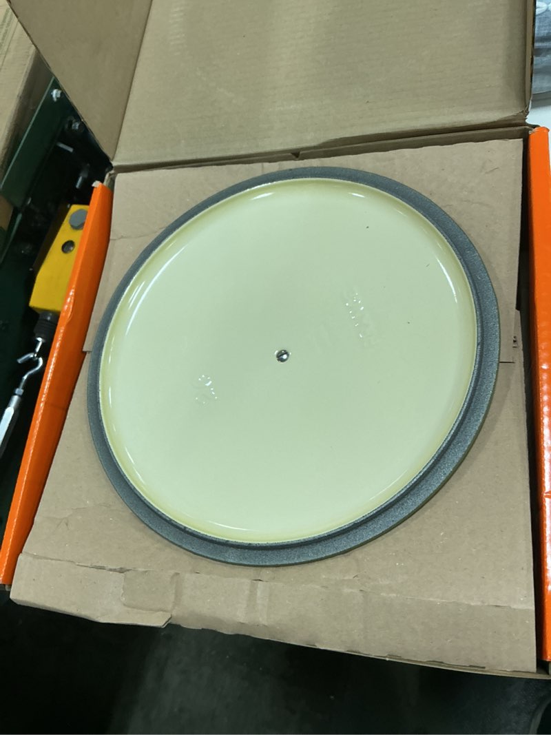Condition photo showing Good Condition for le creuset enameled cast iron signature round dutch oven, 5.5 qt., olive olive 5.5 qt