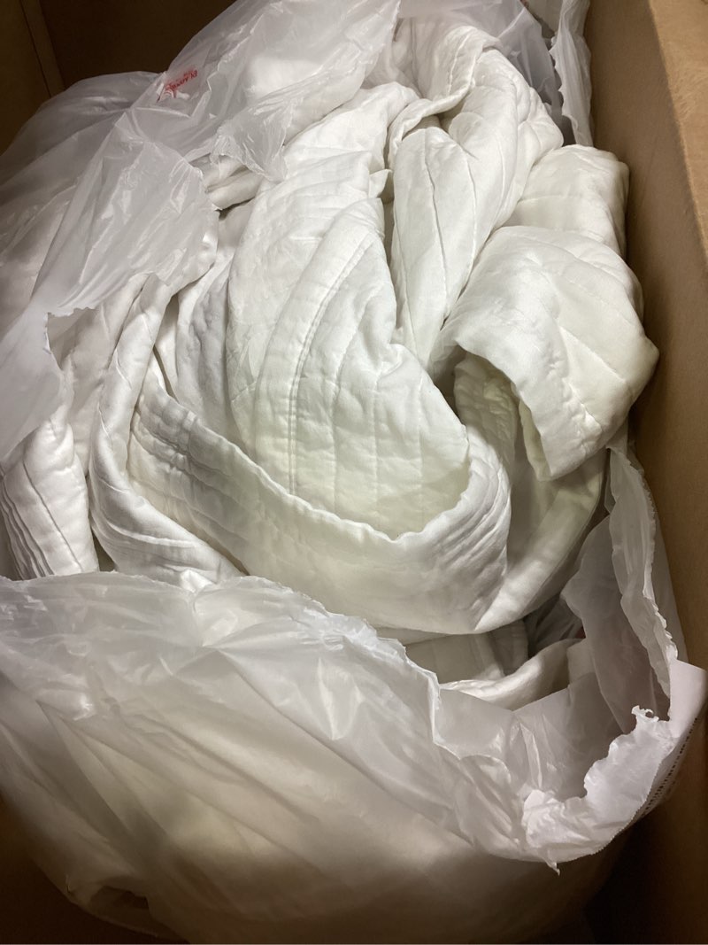 Condition photo showing As Is for EVERGRACEHOME Cotton Sateen Quilt Set King Size, Pre-Washed Cotton Channel Stitch Coverlet Bedspread, 3 Pieces Lightweight Soft Bedding Sets for All Season, with 2 Pillow Shams, Bright White Bright White King/Cal King (108" x 96")