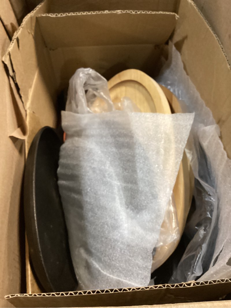 Condition photo showing Good Condition for 4 sets cast iron fajita skillet set sizzling plate with wooden base & anti scald protection hot handle cover, cast iron skillets set for home barbecue kitchen party restaurant catering service