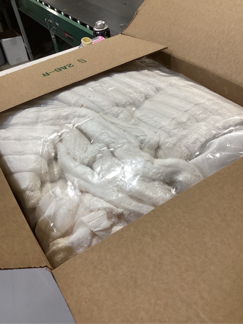 Condition photo showing Good Condition for geniospin fleece king size comforter set, soft fuzzy fleece king bedding set, 3-pieces white comforter set for all season, warm fluffy comforter with 2 pillow cases 1-cream white king (102"x90")