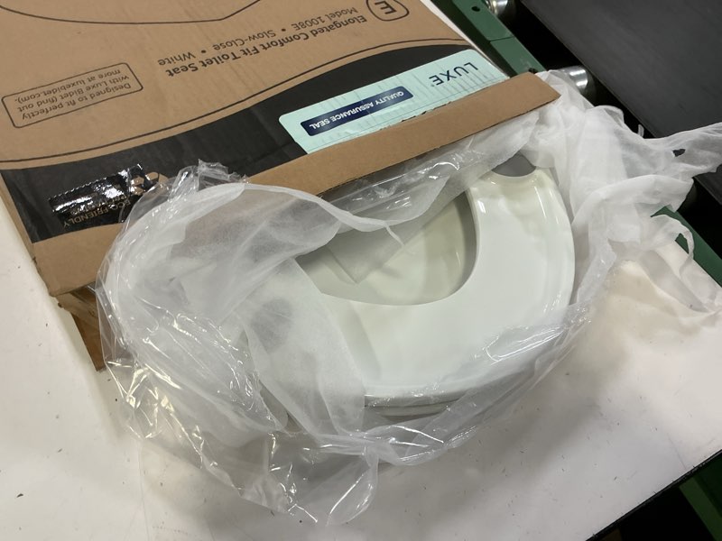 Condition photo showing Good Condition for luxe ts1008e elongated comfort fit toilet seat with slow close, quick release hinges, and non-slip bumpers (white)