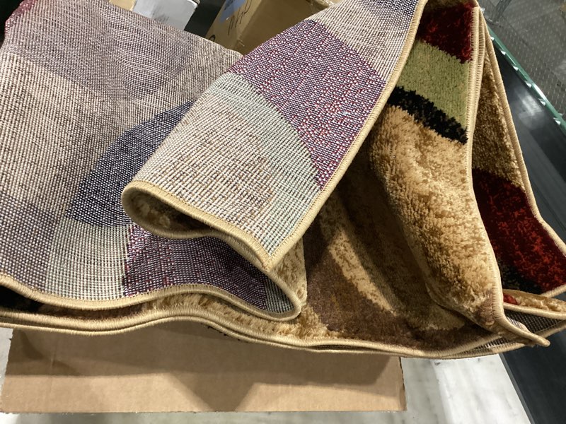 Area rug ( medium - ( red,brown,black green) *make unknown*