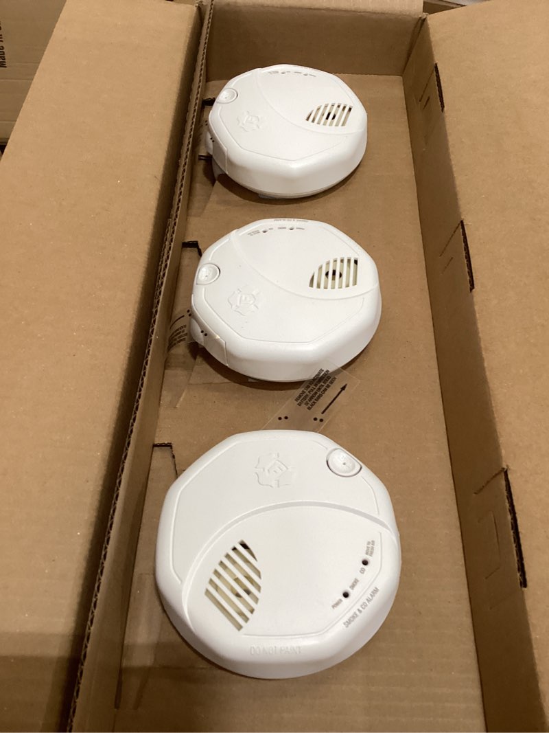 Condition photo showing Good Condition for first alert interconnect hardwire dual sensor smoke alarm with battery backup, sm300-ac, 3-pack precision detection 3-pack hardwired