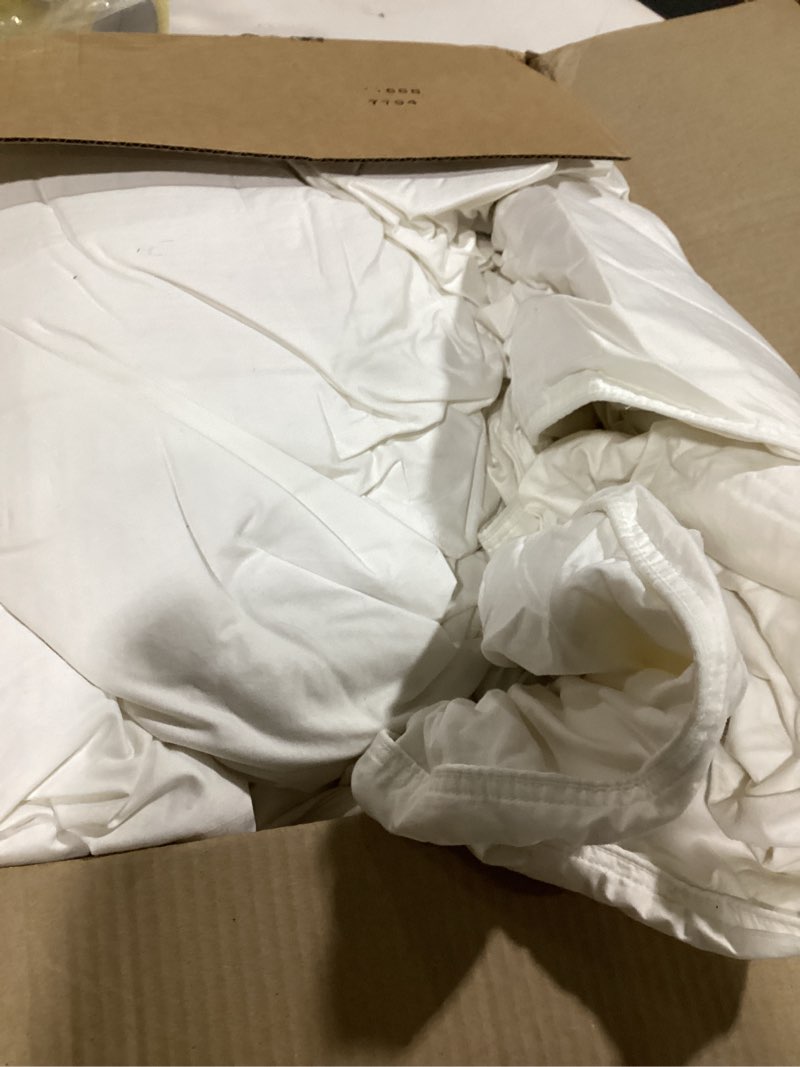 Condition photo showing Good Condition for comforter off white fluffy quince 