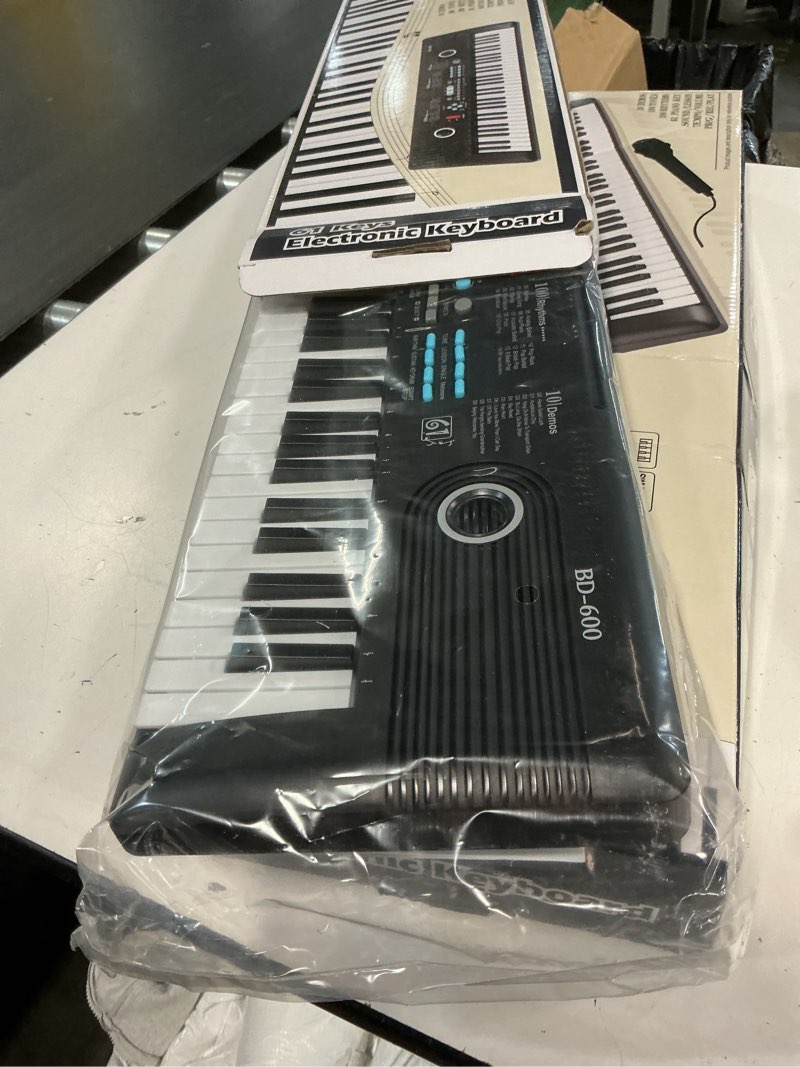 Condition photo showing Good Condition for 61 key keyboard piano, portable electronic digital piano, built in dual speakers, ext