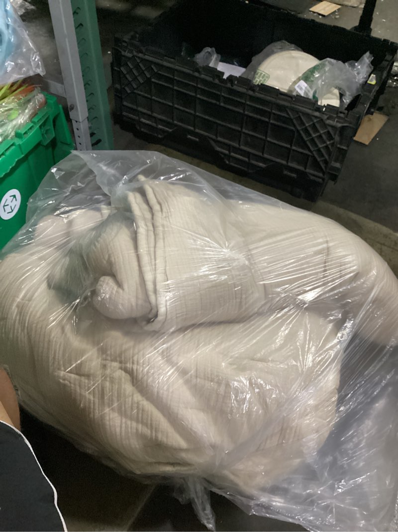 Condition photo showing Good Condition for organic cotton channel stitch coverlet