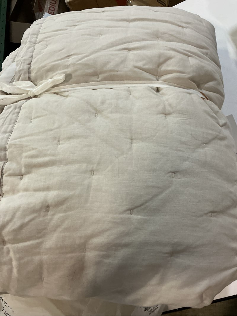 Condition photo showing Good Condition for european linen dream quilt, full/queen, sand
