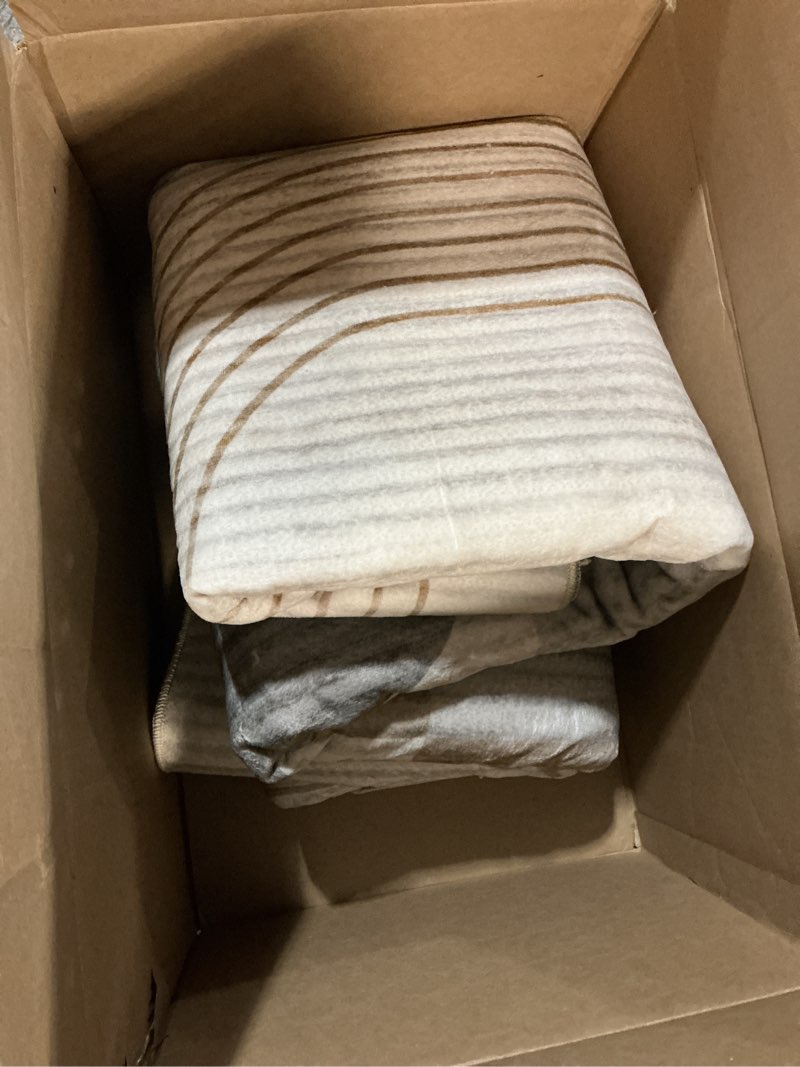Condition photo showing Good Condition for Similar Large Machine Washable 8x10 Area Rug, Soft Modern Geometric Abstract Beige Rugs for Bedroom Living Room, Non-Shedding Faux Wool Indoor Throw Floor Carpet for Office Entryway Dining Room Decor 8x10 Feet Beige