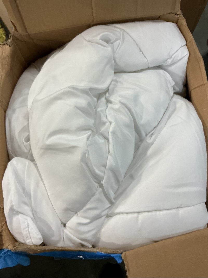 Condition photo showing Good Condition for Bedsure Comforter Duvet Insert - Quilted Comforters King Size, All Season Duvet, GentleSoft Down Alternative Bedding Blanket, with 8 Tabs, Gifts for Women/Men, White, King 90 x 102 Inches White King