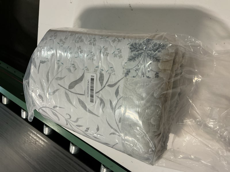 Condition photo showing Good Condition for exclusivo mezcla reversible boho quilts queen size, gray soft bedspreads lightweight coverlet all season patchwork quilt bedding set with printed floral pattern (1 quilt, 2 pillow shams) patchwork lightgrey queen (92"x96")
