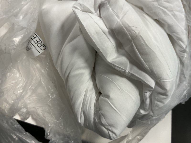 Condition photo showing Good Condition for Bedsure Comforter Duvet Insert - Quilted Comforters King Size, All Season Duvet, GentleSoft Down Alternative Bedding Blanket, with 8 Tabs, Gifts for Women/Men, White, King 90 x 102 Inches White King