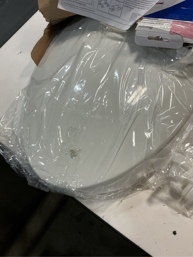 Condition photo showing Good Condition for plumbtech 241-00 slow close round toilet seat with adjustable hinge, white