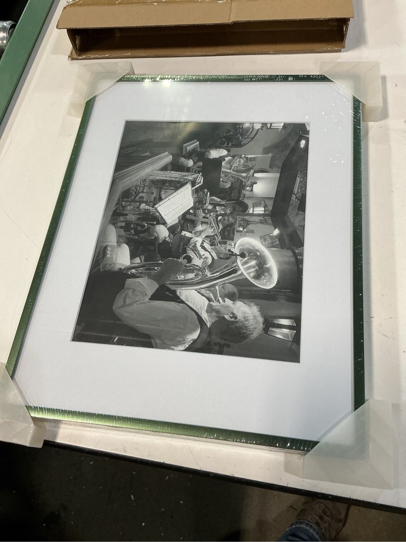 Condition photo showing New/Like New for golden state art 11x14 aluminum picture frame - professional gallery wall frame with 8x10 mat, scratch-resistant glass & sawtooth hanger for photos, artwork & prints - elegant green - 1 pack 11x14 green