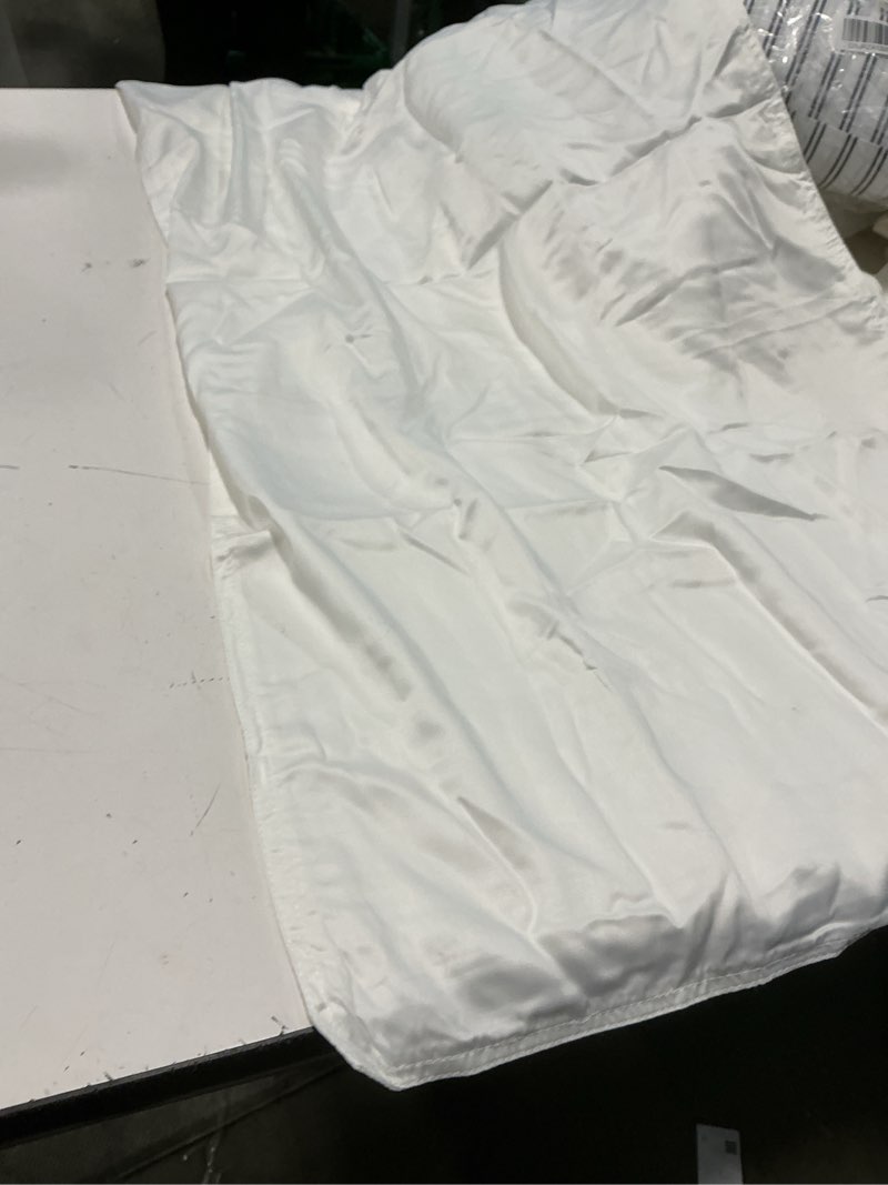 Condition photo showing Good Condition for 100% mulberry silk pillowcase zise king, color white