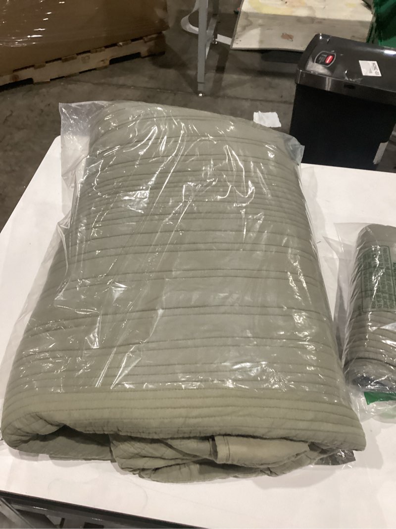 Condition photo showing Good Condition for evergracehome cotton coverlet set size 3 pieces, lightweight soft ribbed matelassé bedspread quilt set, cozy oversized quilted bedding set with 2 pillow shams for all seasons, light sage green | ribbed matelassé, cotton shell, soft, lightweight,o-tex certified  light sage gr