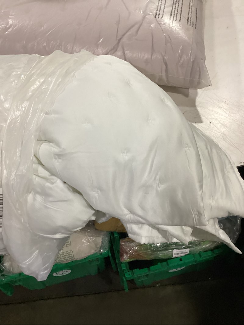 Condition photo showing Good Condition for similar to southshore fine living, inc. white quilts queen size set, rayon derived from bamboo quilt/coverlet queen size with 2 pillow shams, 300 thread count premium bedding set, lightweight quilt, white full / queen bright white