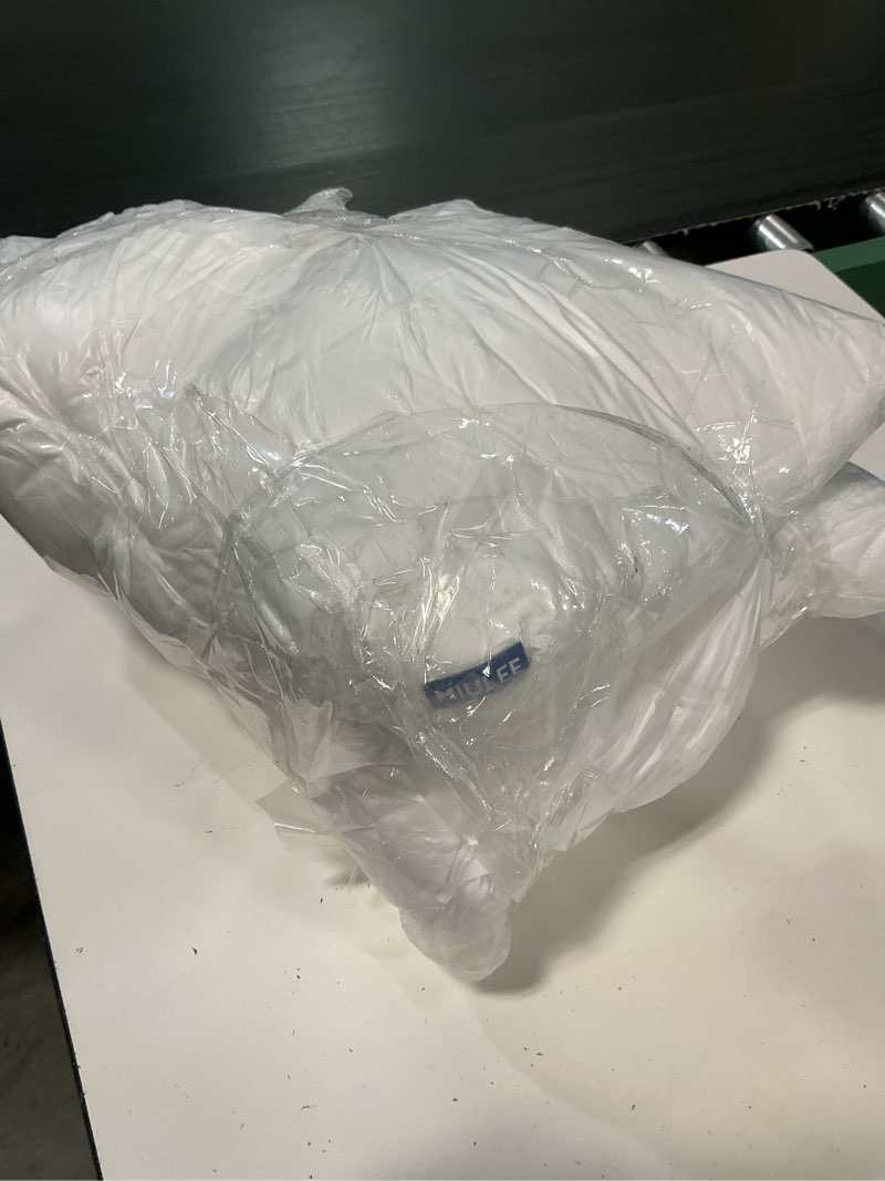 Condition photo showing Good Condition for miulee 18x18 throw pillows inserts 2 pack, decorative pillows for couch bed | 100% virgin filling, full and fluffy, lumbar, back and neck support