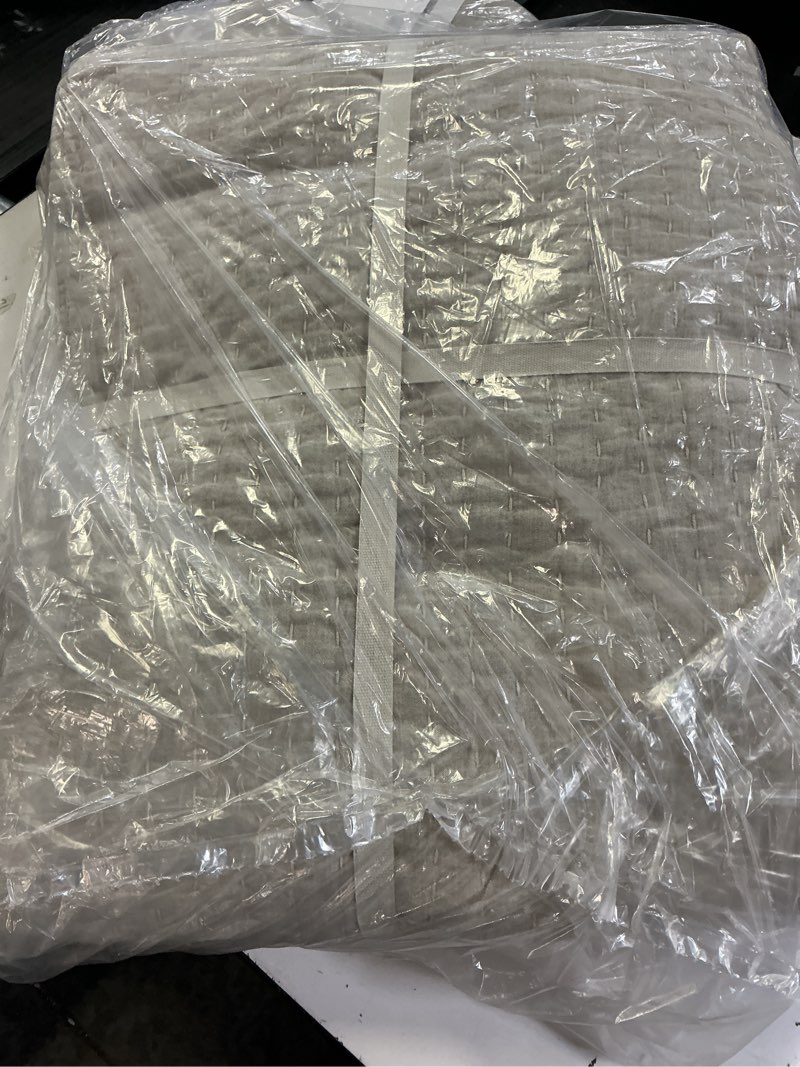 Condition photo showing Good Condition for quince organic sand quilt set