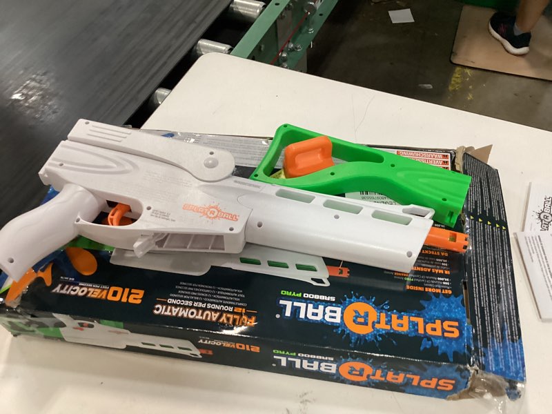Condition photo showing As Is for splat-r-ball srb800 pyro gel water blaster kit green / white