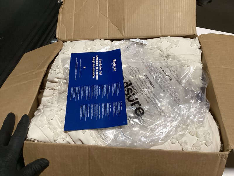 Condition photo showing Good Condition for Bedsure Tufted Boho Comforter Set Full Size - Beige Boho Bed Set, GentleSoft™ 3 Pieces Farmhouse Shabby Chic Embroidery Bedding, Gifts for Woman, Soft Jacquard Full Comforter for All Seasons Full 01 - Beige - Elegant