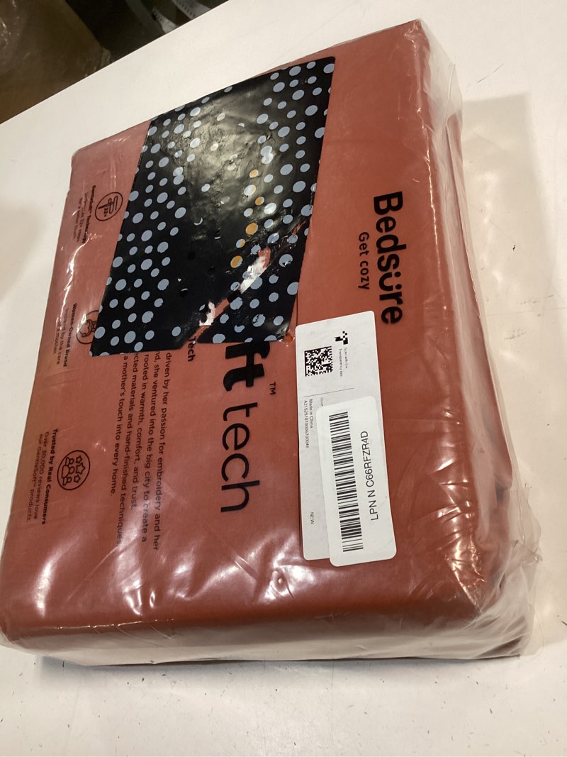 Condition photo showing New/Like New for bedsure duvet cover king size - soft double brushed bedding set for kids & adults, zipper closure, 3 pieces, includes 1 duvet cover (104\"x90\") & 2 pillow shams, no comforter, terracotta king (104\" x 90\") 09 - terracotta (no comforter)