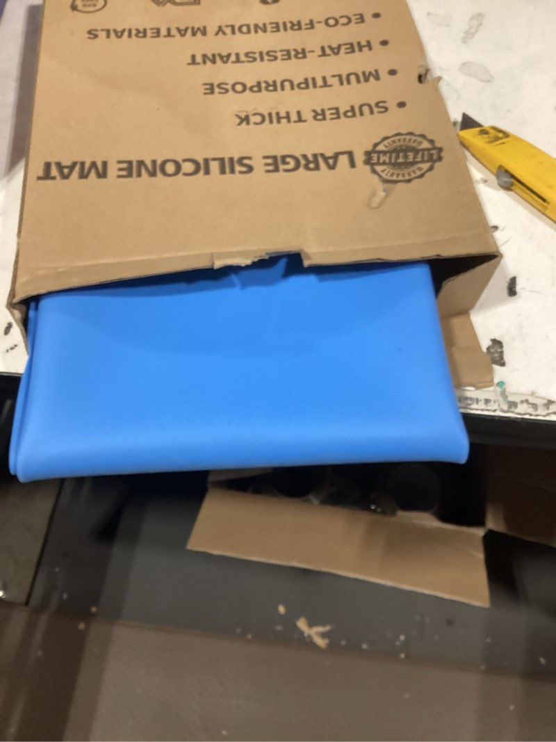 Condition photo showing Good Condition for 47.2"x23.6"(120cmx60cm) large silicone mat for kitchen counter, non-slip heat resistant countertop protector, waterproof multipurpose mat for kitchen island, bright blue bright blue 47.2"l x 23.6"w