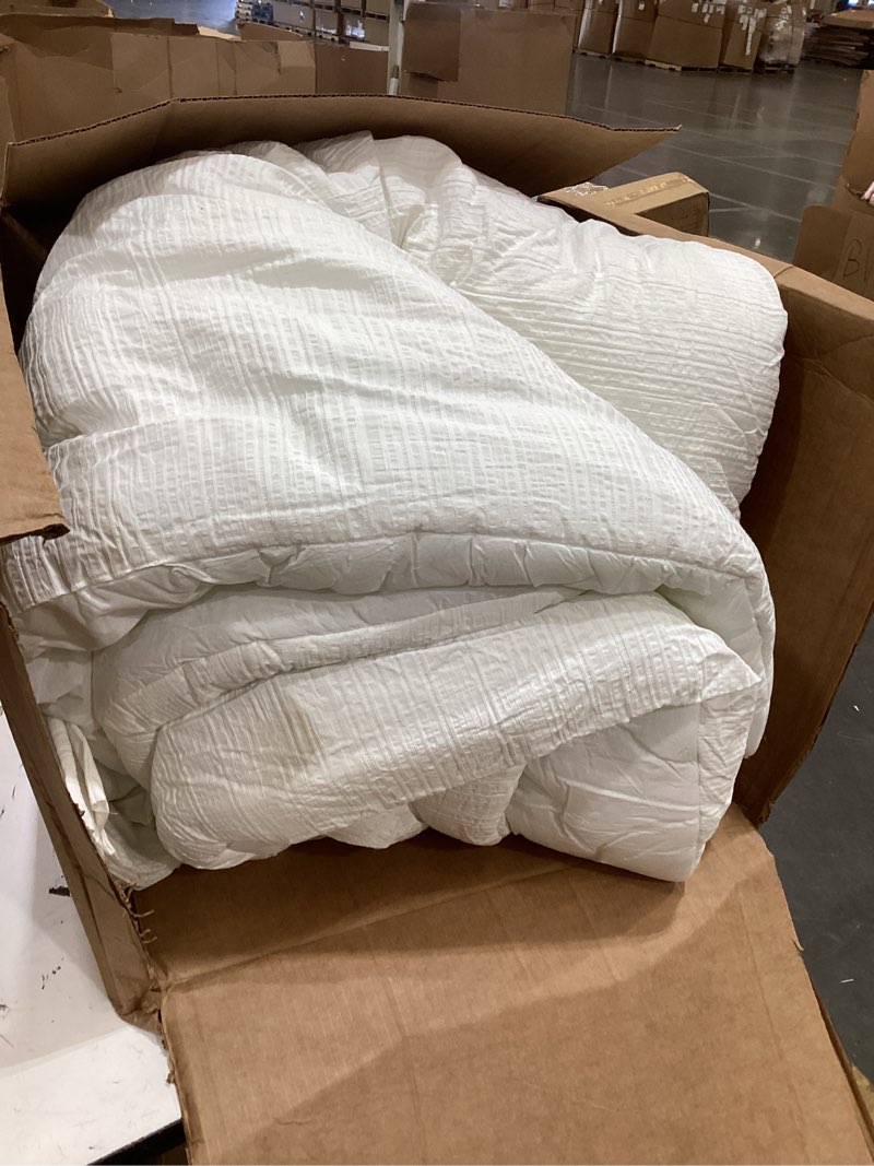 Condition photo showing Good Condition for quataly white comforter queen,3pcs seersucker lightweight bed set for all season,1 elegant comforter (90"x90") and 2 soft pillowcases (20"x30") 01white queen (90''*90'')