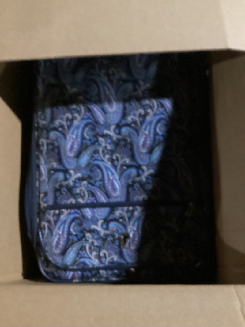 Condition photo showing Good Condition for London Fog Mayfair 29 Inch Expandable Spinner Large Navy White Paisley