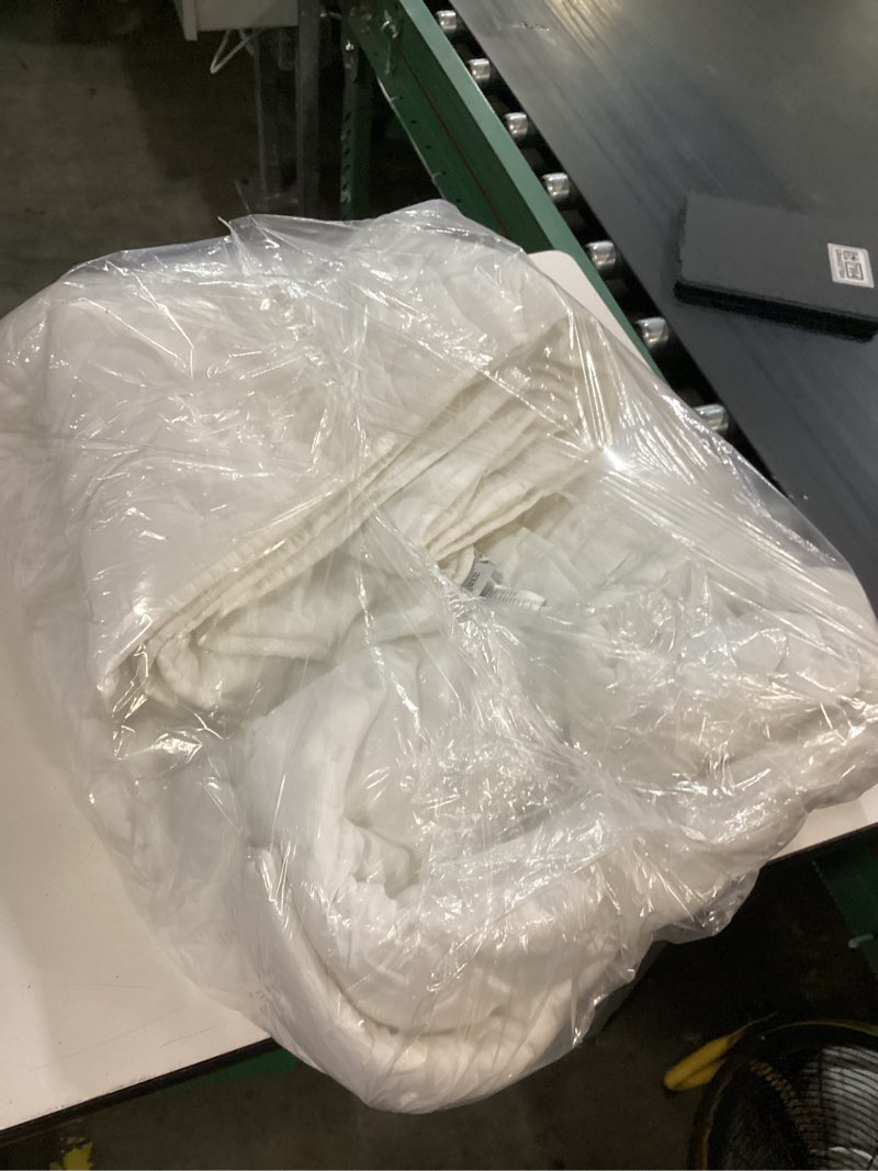 Condition photo showing Good Condition for quince light weight duvet insert   full/queen