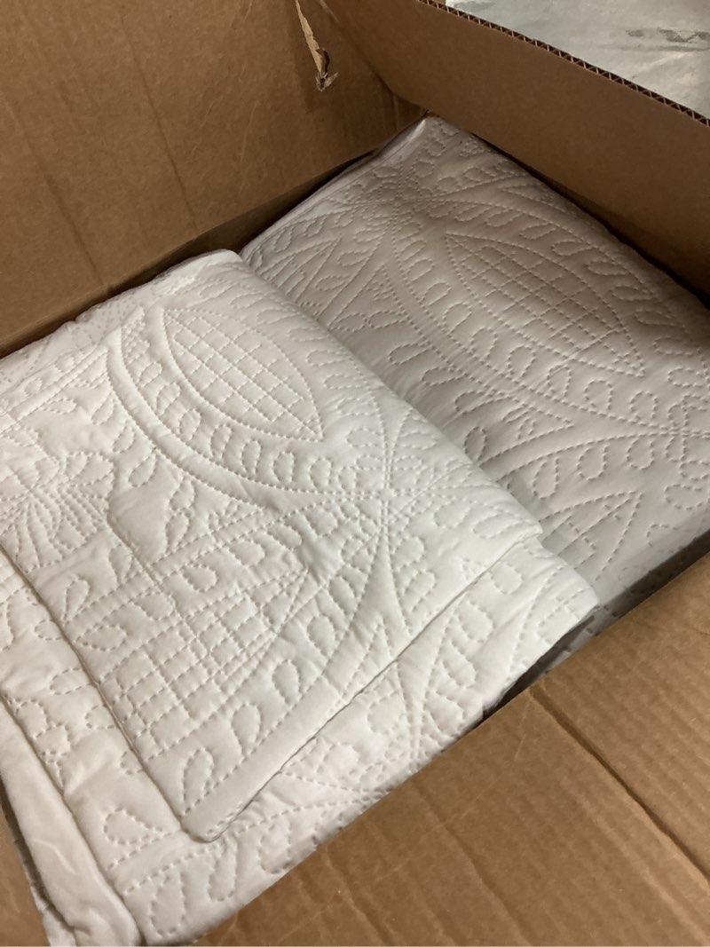 Condition photo showing Good Condition for love's cabin oversized king size quilt bedding set white bedspreads - oversized king lightweight bedspread comforter - coin pattern coverlet for all season - 3 pieces (1 quilt, 2 pillow shams) oversized king (120" x 120") coin pattern white
