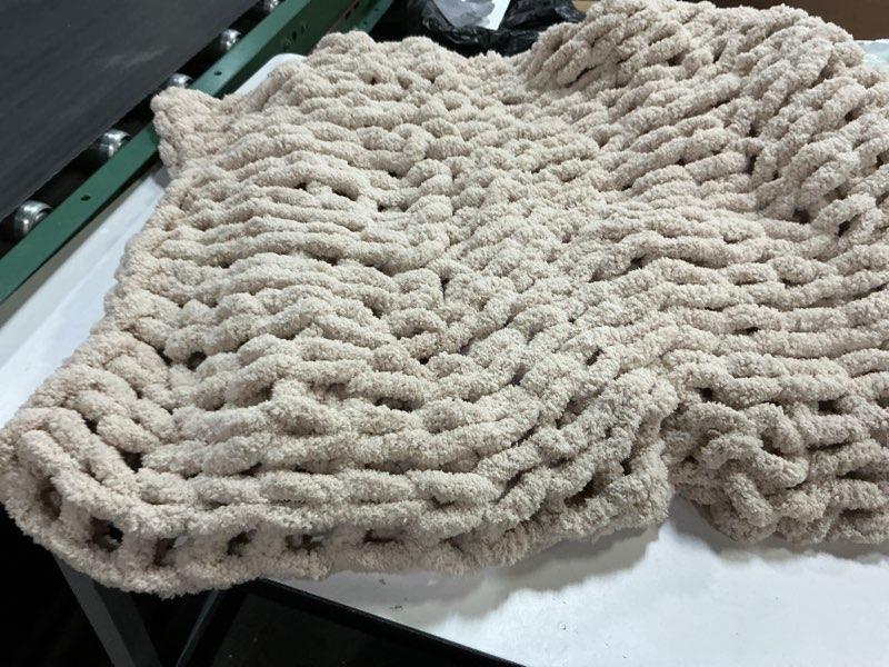 Condition photo showing Good Condition for RUANLOV Chenille Chunky Knit Blanket, Handmade Warm and Cozy Blankets for Sofas, Beds, Home Decor, Soft and Breathable Wool Blanket, Christmas Thick Giant Yarn Blanket (100x100cm) 39.4x39.4in