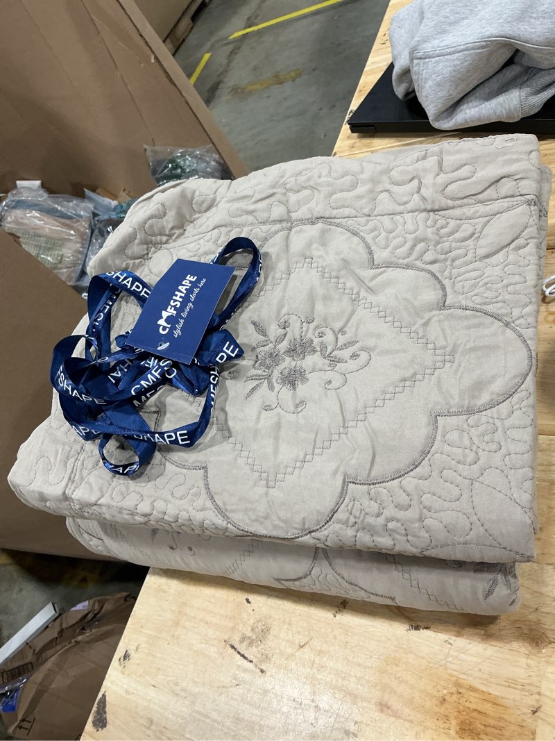 Condition photo showing New/Like New for cmfshape floral embroidery quilt set,3 pieces queen quilt bedding set,classic diamond pattern quilts,ultra soft lightweight reversible bedspread coverlets for all season(taupe,90"x90") queen(90"x90") taupe