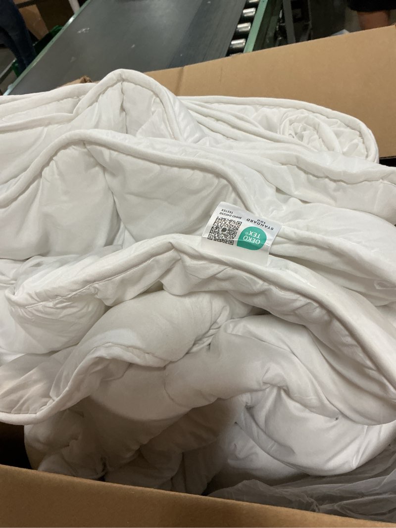 Condition photo showing As Is for Amazon Basics White Down Alternative Comforter and Duvet Insert with Corner Tabs queen , Warm) 