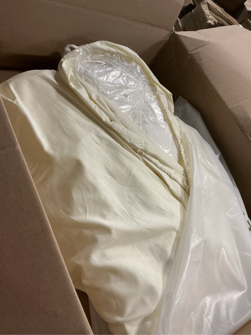 Condition photo showing As Is for lilysilk all season silk comforter/duvet/quilt, 100% silk floss filling with 100% cotton cover queen(87x90 inch,silk weight:1.75kg) queen(87x90 inch,silk weight:1.75kg) white