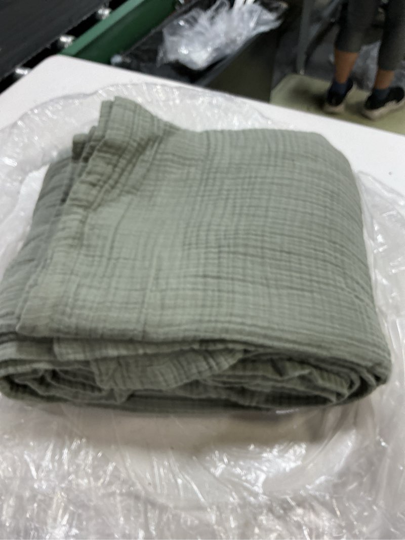 Condition photo showing Good Condition for quince 100% organic cotton king blanket dried sage