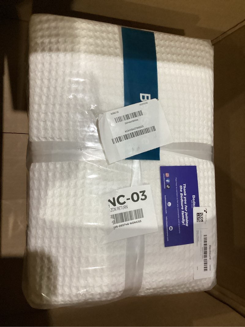 Condition photo showing New/Like New for bedsure gentlesoft 100% cotton large blanket oversized king for bed - breathable thick waffle weave blanket for summer, couch cover, white, 120x94 inches 01 - white oversized king (120" x 94")