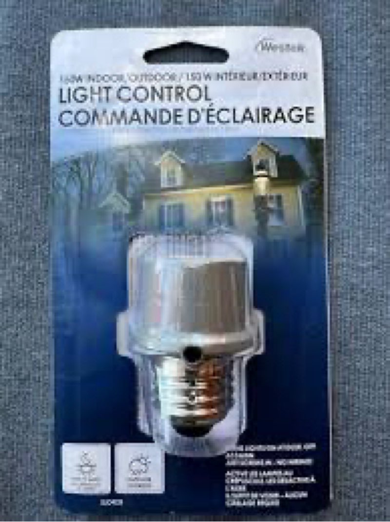 (Case of 4 packs). Westek SLC4CG Dusk to Dawn Light Control 150W Indoor/Outdoor Incandescent Black