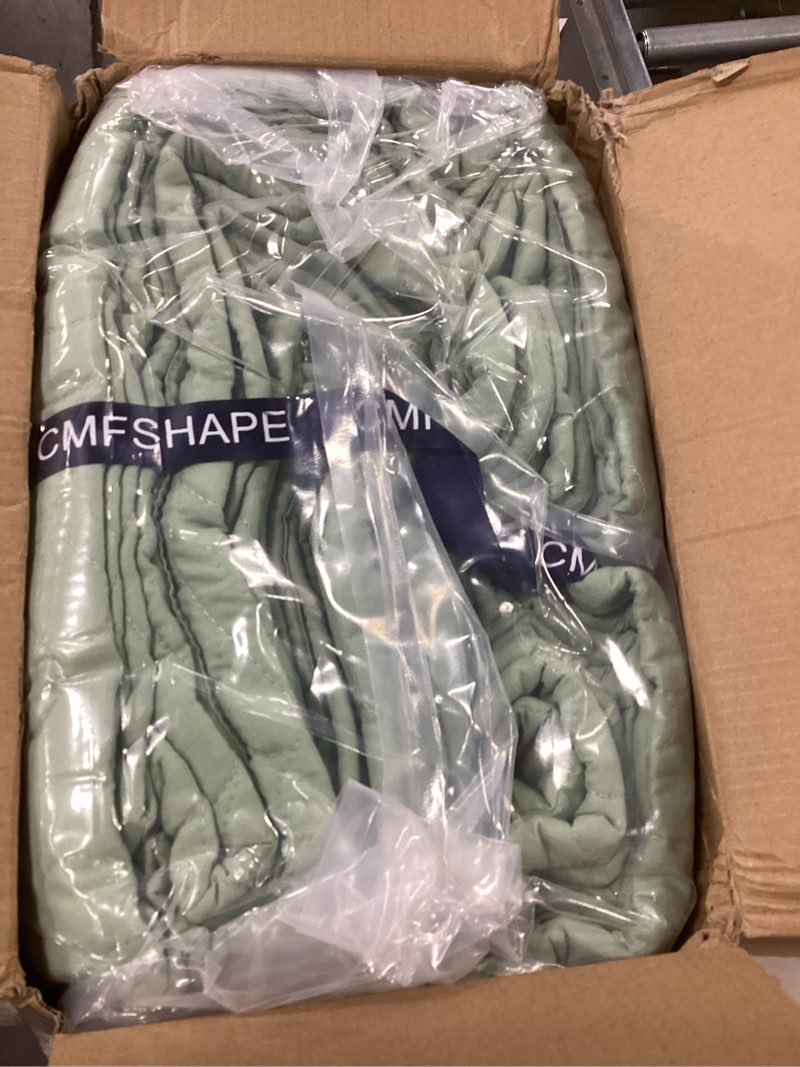 Condition photo showing Good Condition for Cmfshape Oversize King Bedspread 120"x120",3 Piece California King Quilt,Lightweight Green Quilt Set for All Season,Modern Coin Pattern Bedding Set Green Oversize King 120"x120"