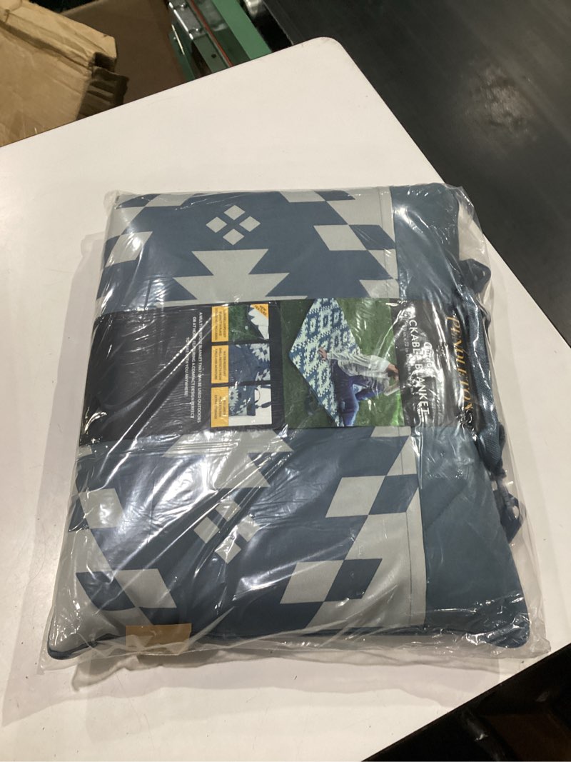 Condition photo showing New/Like New for pendleton outdoor packable blanket (desert springs)
