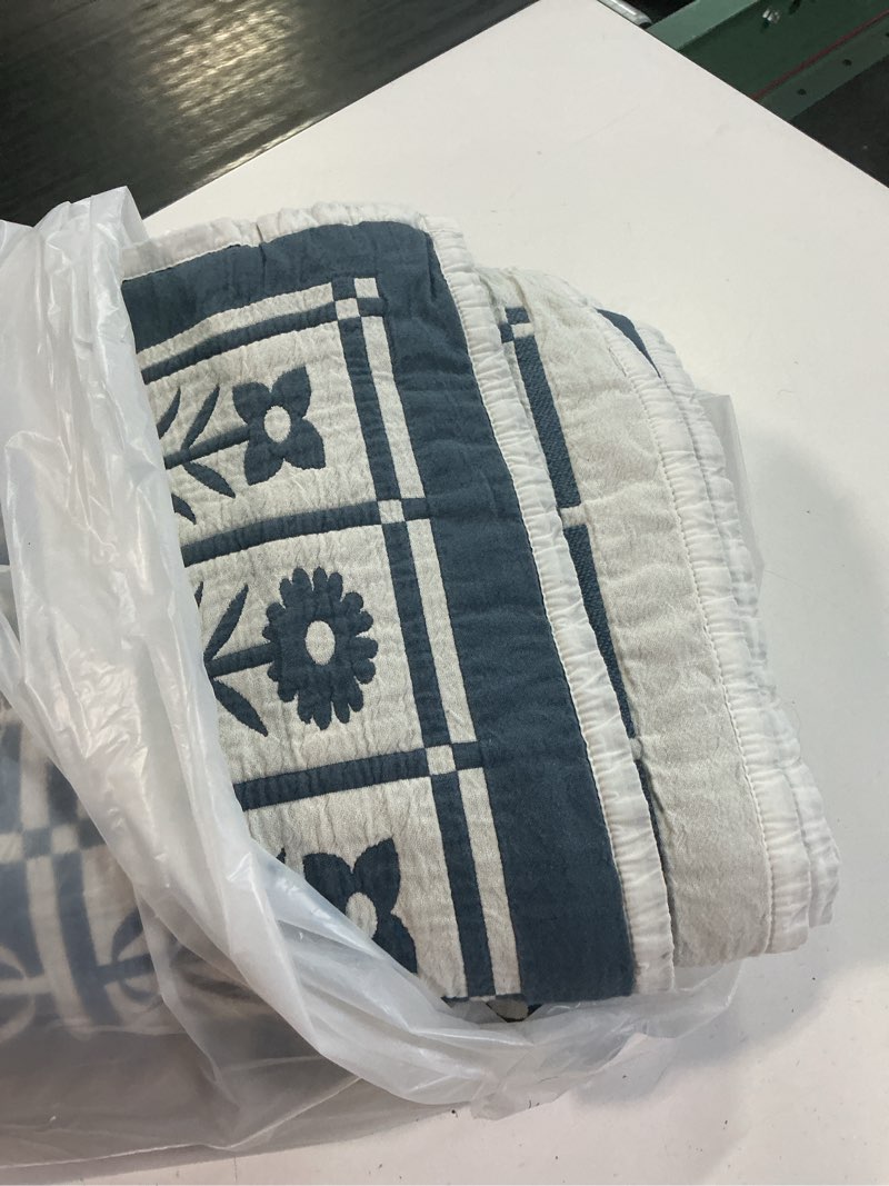 Condition photo showing Good Condition for organic cotton jacquard floral coverlet glacier blue full/queen