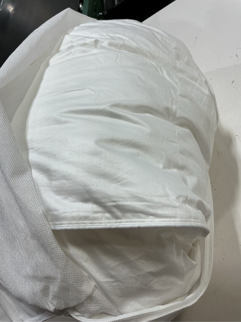 Condition photo showing Good Condition for quince lightweight premium down alternative comforter, twin, white