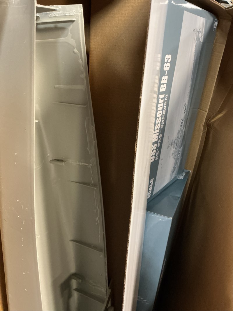 Condition photo showing As Is for trumpeter uss missouri bb-63 model kit