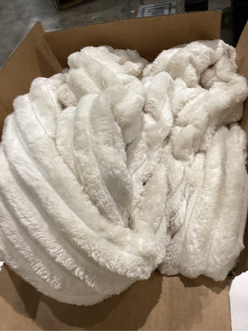 Condition photo showing Good Condition for https://www.amazon.com/hyprest-plush-blanket-sherpa-reverse/dp/b0cxsh8phg