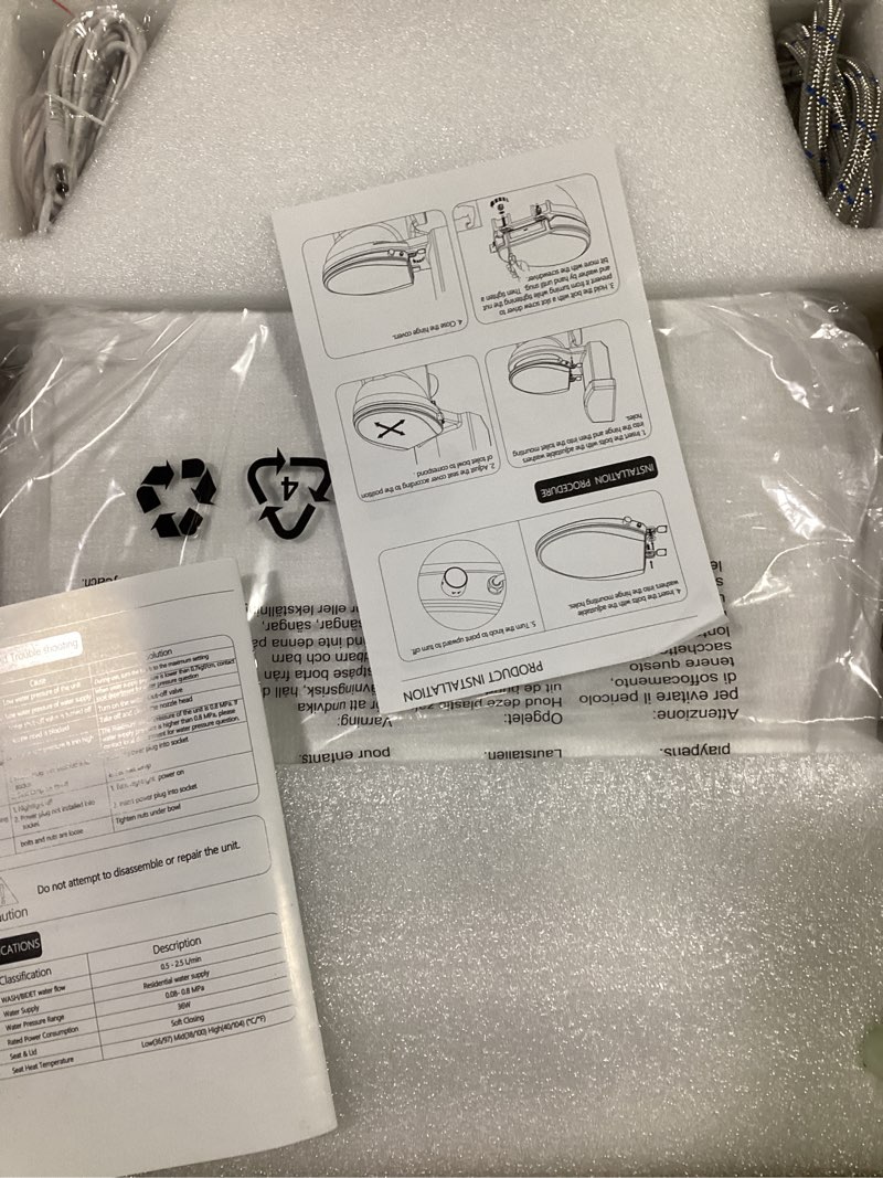 Condition photo showing Good Condition for american standard 5503a00b.020 transitional slow-close elongated front toilet seat, white