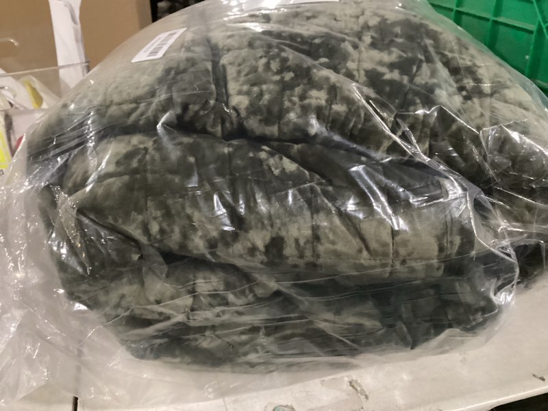Condition photo showing Good Condition for RECYCO Luxury Velvet Quilt Set, California King 118'' x 106'' Oversized Bedspread, Ultra Soft Velvet Comforter, Lightweight Box Stitch Bedding Sets for All Season, with 2 Shams, Olive Green Oversized Cal King (118" x 106") Olive Green
