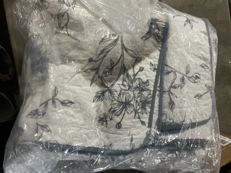 Condition photo showing Good Condition for 100% Cotton Bedspread King Size 120"x120" - Lightweight Oversized King Quilt with 2 Pillowshams, Farmhouse Reversible Botanical Quilted Bedding Coverlet Set, 3 Pieces, Grayish Blue/White Blue/White/Flower King(120"x120")
