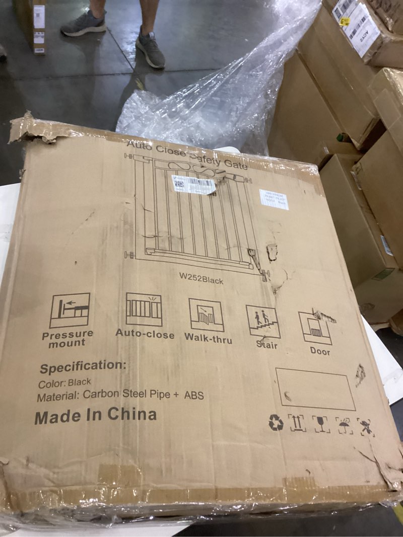 Condition photo showing New/Like New for Auto close safety gate