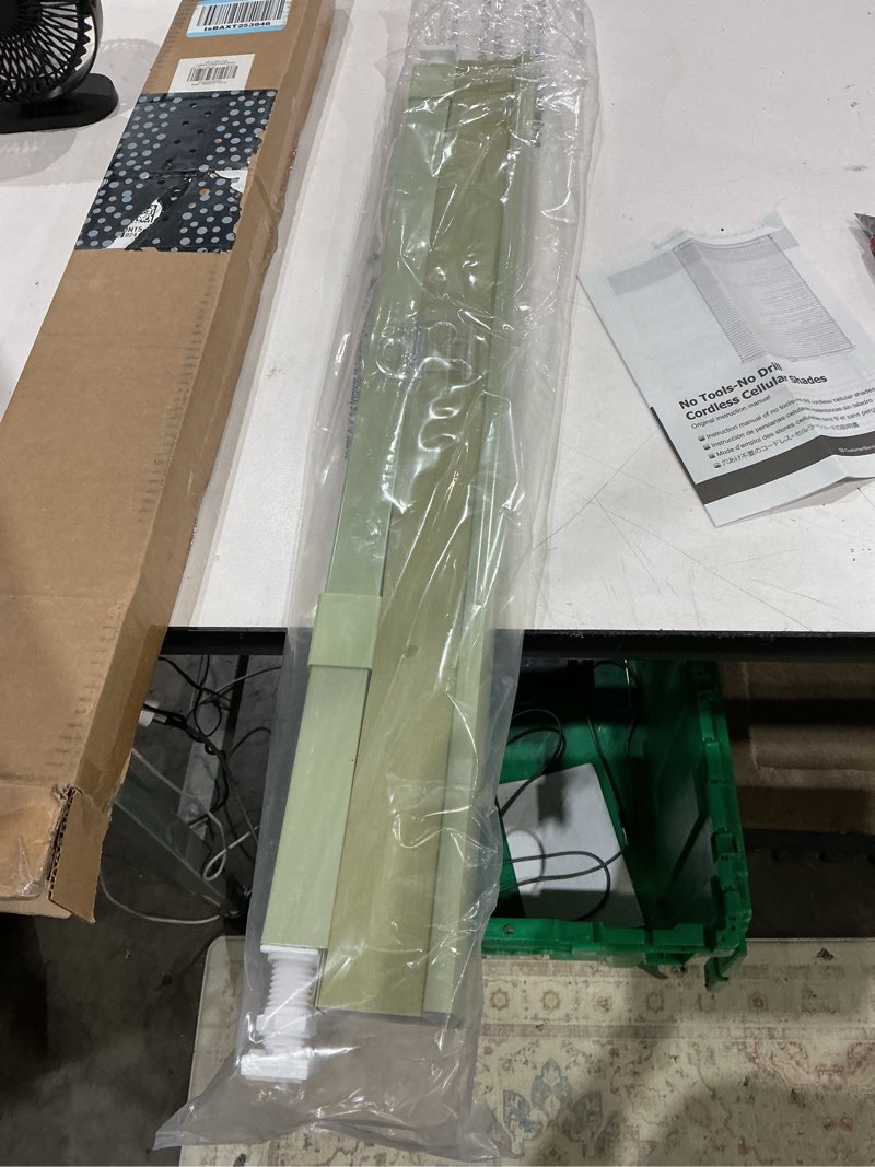 Condition photo showing Good Condition for no tools-no drill  cordless cellular shades green