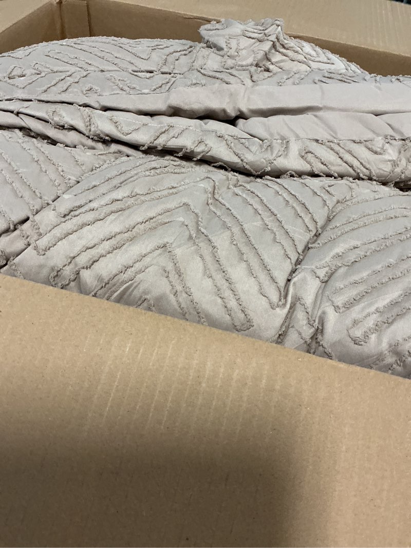 Condition photo showing Good Condition for litanika super king comforter light coffee, 3 pieces tufted boho farmhouse bedding comforter set, lightweight fluffy all season comforter set (120x120in comforter & 2 pillowcases) 03-light coffee super king (120"x120")